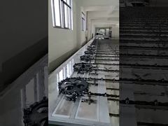 Montage von Schwerlast-Industrieförderern und Kettenantriebssystemen